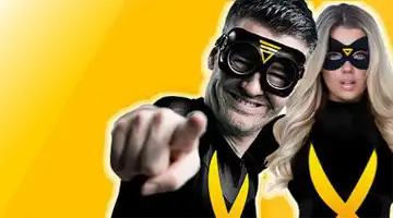 Изображение героя в стиле супергероя, указывающего на зрителя, рекламирующего бонус Приведи друга от Melbet на ярком желтом фоне с женским персонажем-супергероем на заднем плане.